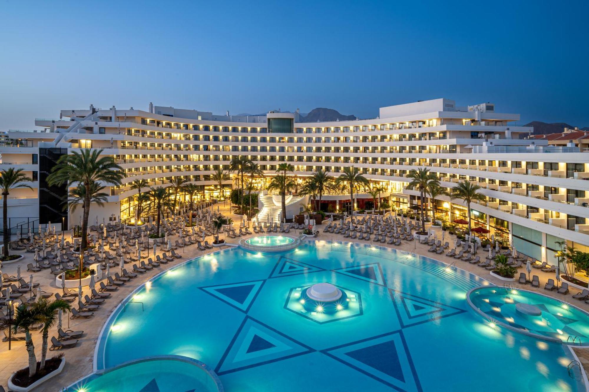 Mediterranean Palace Playa de las Americas  Exterior foto The hotel at night
