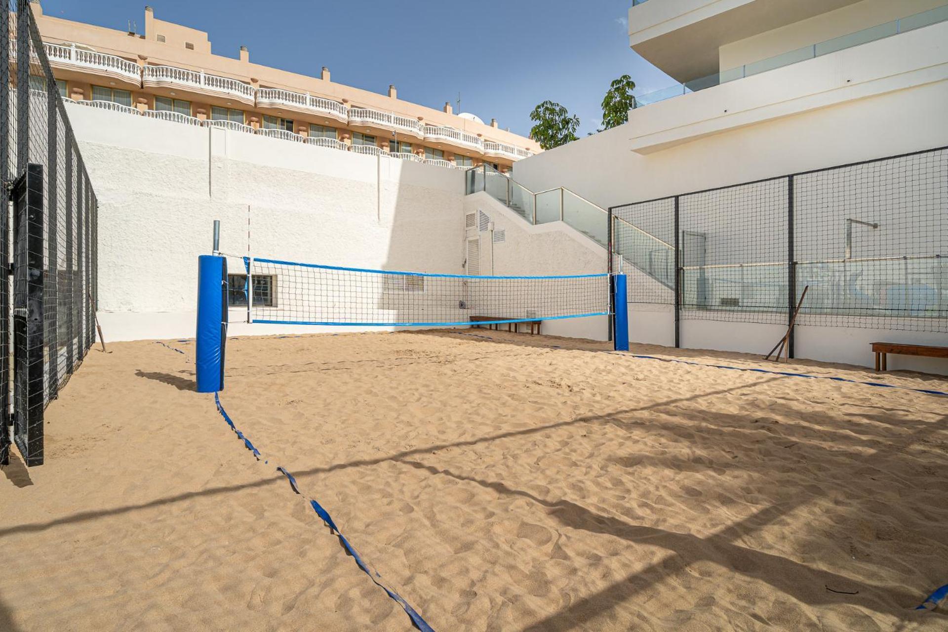 Mediterranean Palace Playa de las Americas  Exterior foto A beach tennis court