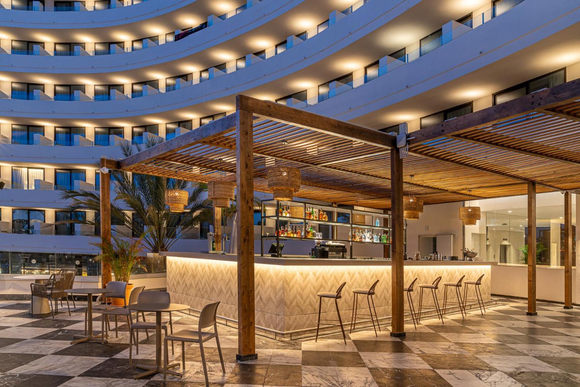 Mediterranean Palace Playa de las Americas  Exterior foto Bar at the hotel