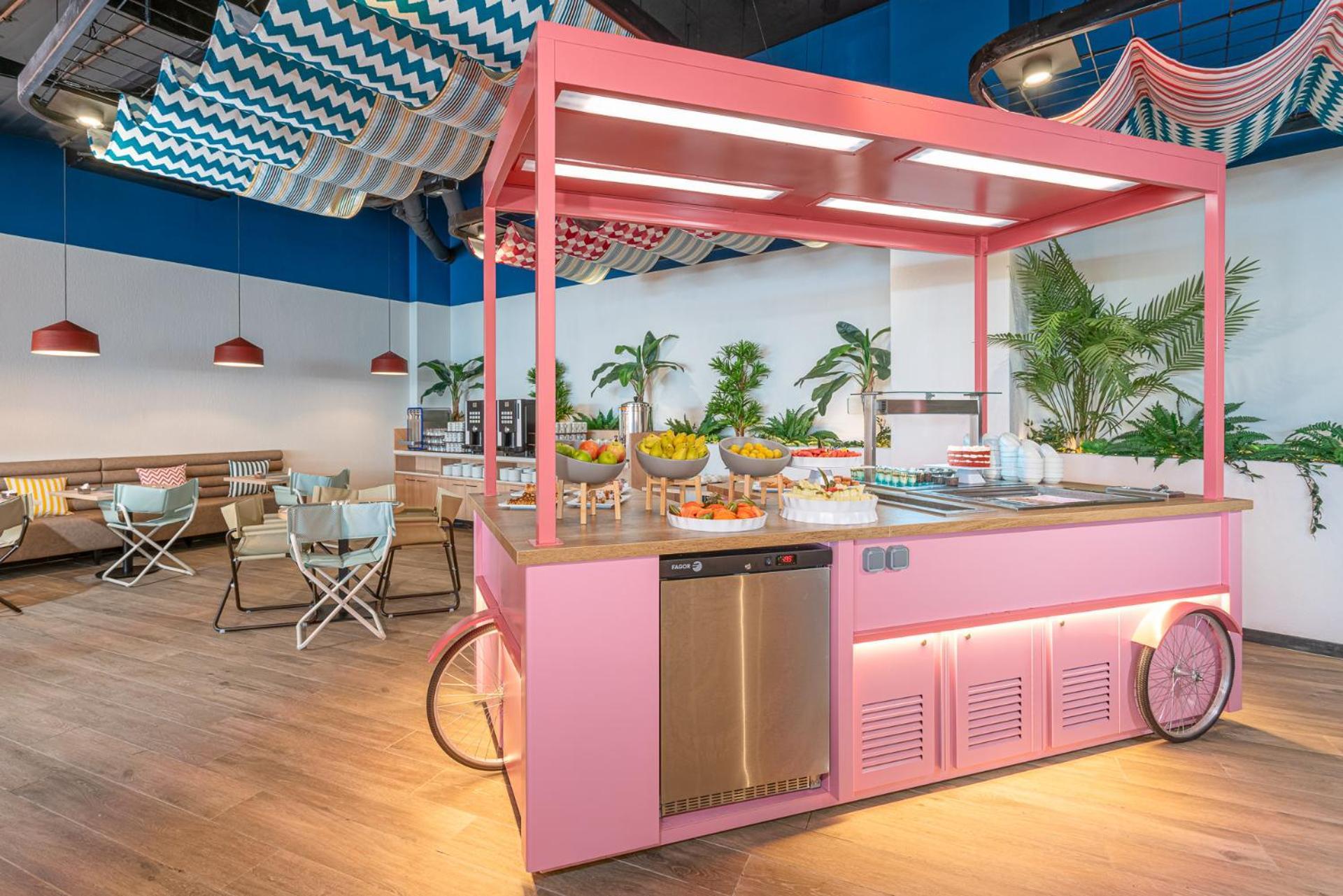 Mediterranean Palace Playa de las Americas  Exterior foto The food cart at the airport