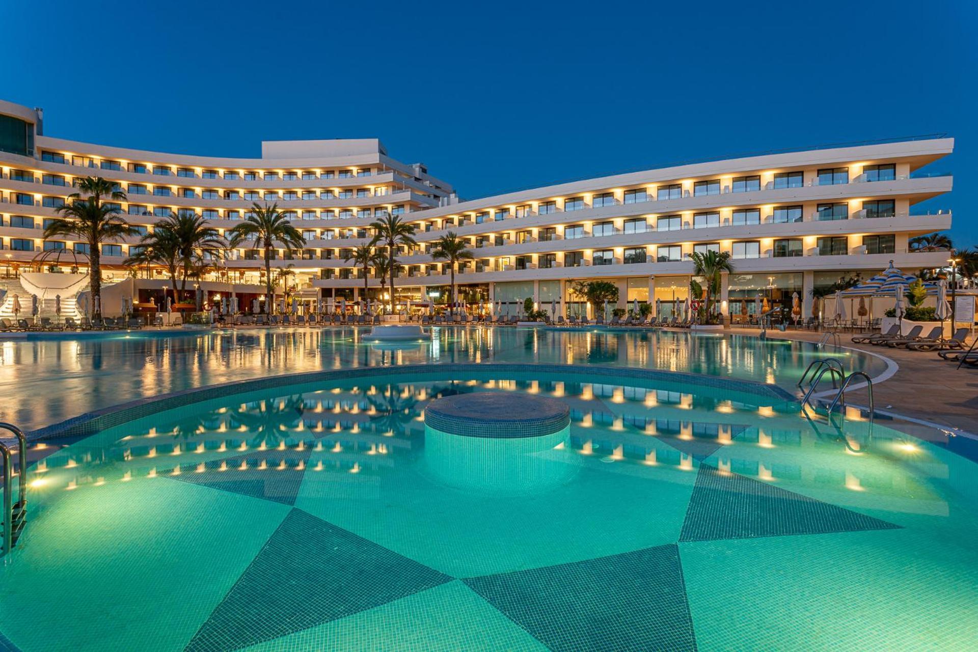 Mediterranean Palace Playa de las Americas  Exterior foto The hotel at night