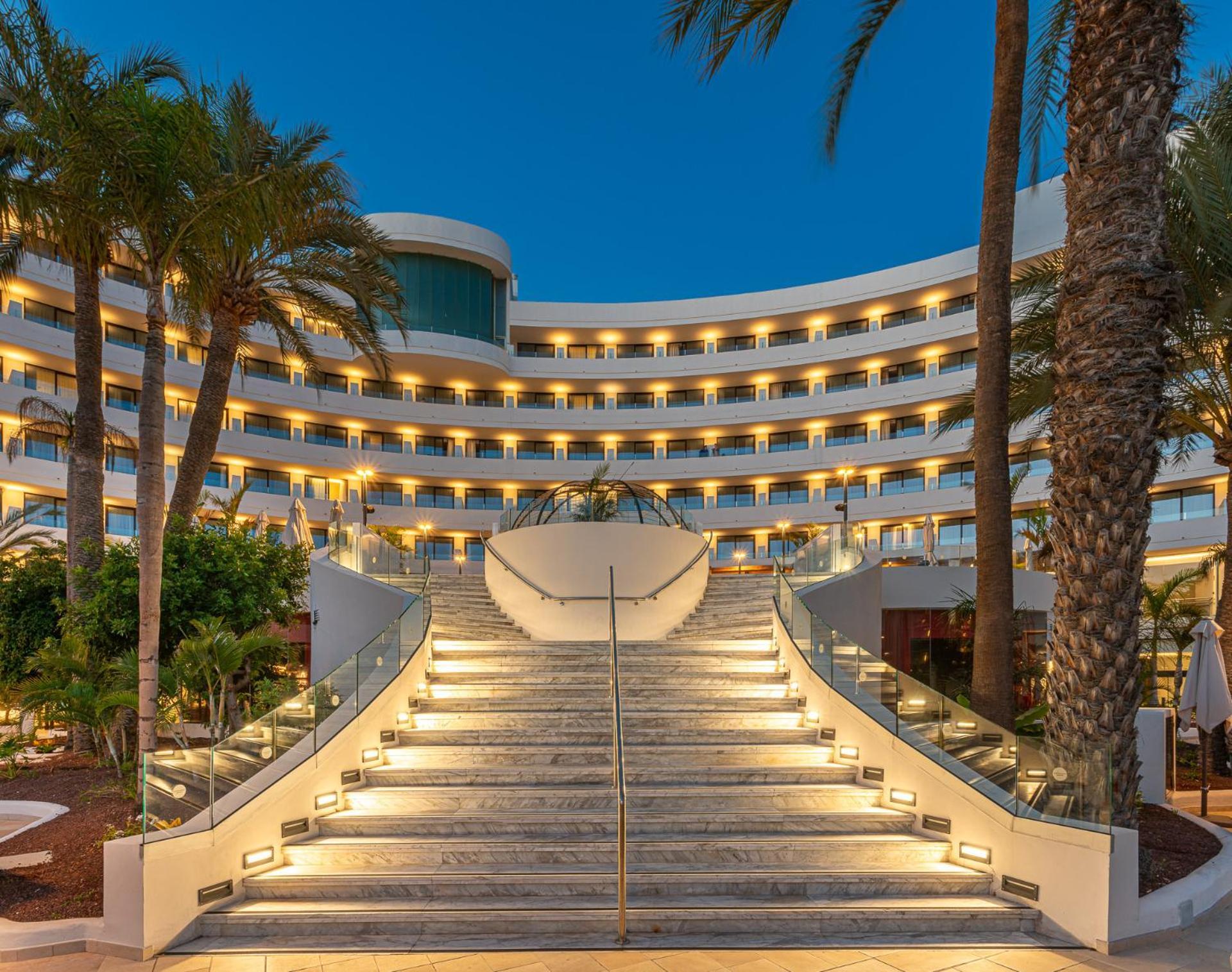 Mediterranean Palace Playa de las Americas  Exterior foto The hotel at night