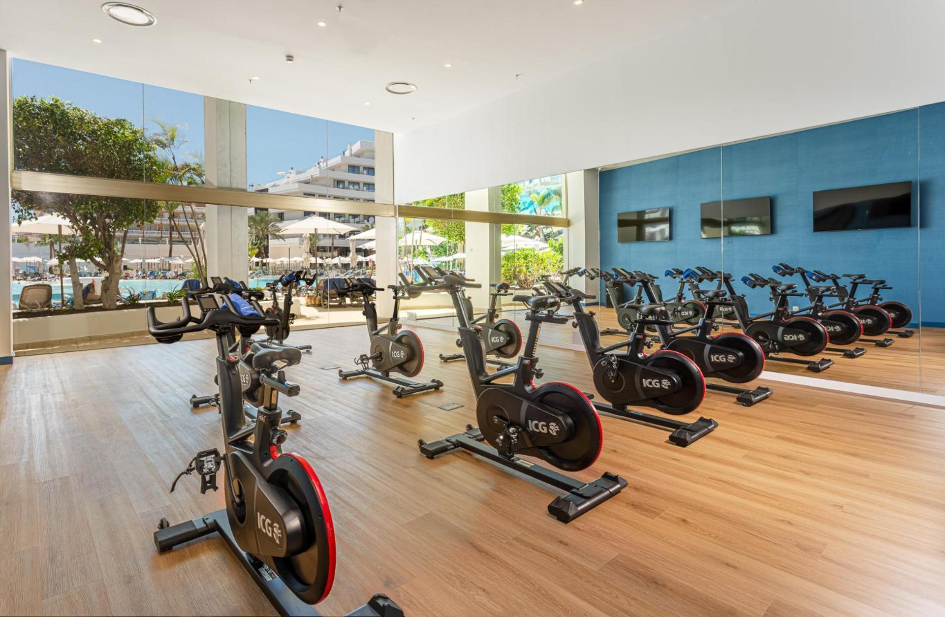 Mediterranean Palace Playa de las Americas  Exterior foto The gym at The View